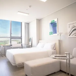 Apartment Uh Flat The Songdo, Incheon